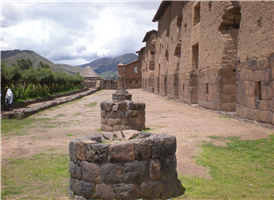 쿠스코는 옛날에 잉카 제국의 수도였던 곳이다. 때문에 이곳에서 많은 잉카의 유적을 볼 수 있으며 꾸스코에서 마추피추로 가는 여행객을 많이 만날 수 있다.