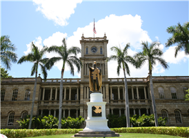 하와이 제도 발견 100주년을 기념하여 만들어진 킹카메하메하의 동상은 하와이 제도를 통일한 카메하메하 1세의 모습입니다. 창과 금색의 투구, 가운을 걸친 동상의 모습에서 하와이 원주민들의 투지를 느낄 수 있으며  짧은 시간안에 하와이의 역사를 둘러볼 수 있는 추천 실속 관광코스입니다.