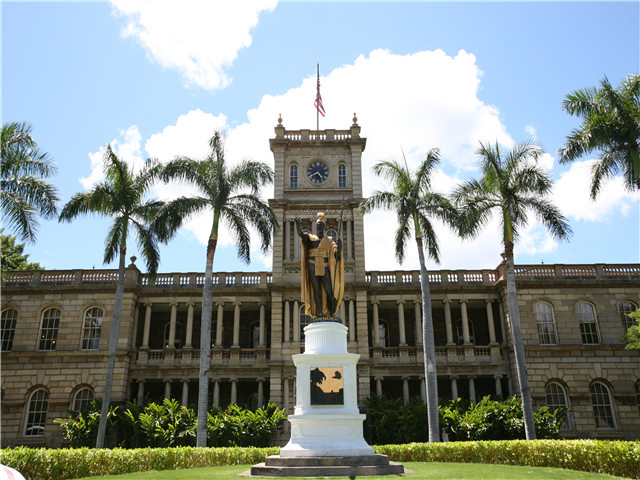 하와이 제도 발견 100주년을 기념하여 만들어진 킹카메하메하의 동상은 하와이 제도를 통일한 카메하메하 1세의 모습입니다. 창과 금색의 투구, 가운을 걸친 동상의 모습에서 하와이 원주민들의 투지를 느낄 수 있으며  짧은 시간안에 하와이의 역사를 둘러볼 수 있는 추천 실속 관광코스입니다.