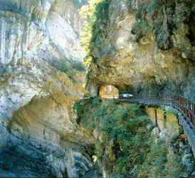 태로각의 협곡은 침식 작용에 의해 대리석과 화강암의 산이 강의 흐름을 따라 깎여져 좁은 협곡을 이룬 지형으로 독특한 분위기를 이룬다. 하늘을 찌를 듯 솟아 있는 산 사이로 좁은 길이 이어지고, 수백미터 아래로 흐르는 강 위에는 수십미터 높이의 대리석 기둥이 솟아 있다. 산 속에 뚫린 작은 터널 너머로 펼쳐지는 풍경이 출렁이는 다리, 폭포의 물줄기와 어우러져 장관을 이룬다. 약 19km의 길이이다.

▣ 연자구
연자구는 태로각 협곡 중 가장 좁은 곳으로 서로 마주하는 단애절벽의 간격이 겨우 16m. 수만년의 세월동안 폭풍우와 홍수 등으로 인한 침식작용에 의해 이 단애가 형성되었다.
연자구는 태로각 협곡의 하이라이트로 관광객은 이곳에서 내려 보행자용 길을 따라 약 200m를 걸으며 웅대한 태로각 협곡미를 감상할 수 있다.

▣ 구곡동
꼬불꼬불한 터널이 수없이 계속되는데 협곡의 폭이 좁기로는 이곳이 태로각 협곡가운데에서 첫째로 꼽힌다.

▣ 장춘사
선로라고 하는 긴 터널을 지나면 장춘교라는 다리가 나오고 갑자기 시계가 넓어지면서 마치 중국 영화에서 자주 봤던 것 같은 풍격들이 펼쳐진다. 산 기슭에는 중국 전통양식의 장춘사가 보이고 그 아래로 장춘폭포가 협곡을 지나오느라 긴장되었던 여객의 마음을 시원스럽게 해주려는 듯 흐르고 있다 이곳 장춘사에는 횡단공로를 건설하다 순직한 212명의 영령을 모시고 있다.