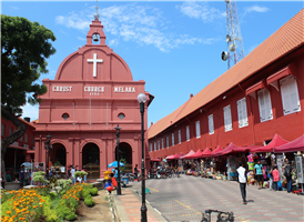 스태더이스 옆에 위치한 네덜란드 건축 양식의 1753년에 건립된 크라이스트 처치는 무려 200년 이상의 역사를 자랑하는 말레이시아에서 가장 오래된 교회로 붉은색의 네덜란드 건축 양식이 특징이다. 네덜란드가 말라카를 통치했던 당시, 개신교를 믿는 네덜란드가 포르투갈 
사람들이 지은 세인트 폴 성당(St. Paul’s Church)을 대체하기 위해 만들어졌으며, 교회 내부에는 이음새 없이 만들어진 천장의 대들보와 요한복음의 첫 구절이 새겨진 성경 받침대, 수공예 의자 등 200년이 지났음에도 당시 모습 그대로를 간직하고 있다. 
특히 교회 내부의 바닥에 놓여있는 묘비에서는 아름다운 유광 타일을 이용해 아르메니아 체(Armenian Script)로 적힌 ‘최후의 만찬’이라는 글자를 볼 수 있다. 
교회의 바닥에는 이란의 서북부 지역인 알리나인 사람의 필체도 관찰할 수 있다. 