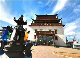 간단사는 역사적으로 유명한 사원으로서 17세기에 설립되어 1930년도에 있었던 긴 종교적인 억압 속에서도 살아 남아 현재까지 몽골에서 유일하게 사원으로서의 위치를 지키고 있다. 현재 대략 150명의 수도사(라마승)들이 거주하고 있으며 종교적인 식전은 연중내내 일반에 공개되어 볼거리를 제공한다.