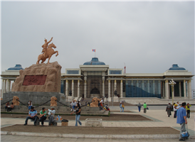 중국으로부터의 해방을 쟁취한 Damdiny Sukhbaatar를 기념하여 1921년 시내 중심지에 만들어진 광장으로 시내 중심에 자리하고 있어 관광 명소로 잘 알려져 있다. 약속과 만남의 장소로 널리 이용되고 있으며 여러가지 구경거리를 제공하는 곳이기도 하다. 

광장을 중심으로 정부종합청사, 역사 박물관, 중앙우체국, 외무부, 울란바타르호텔, 국립오페라하우스, 몽골국립대학교, 자연사박물관 등이 균형을 이루며 자리하고 있어서 시내 어디든 가고 싶은 곳이면 쉽게 갈 수가 있다.