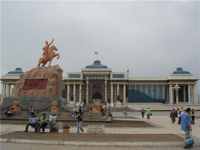 중국으로부터의 해방을 쟁취한 Damdiny Sukhbaatar를 기념하여 1921년 시내 중심지에 만들어진 광장으로 시내 중심에 자리하고 있어 관광 명소로 잘 알려져 있다. 약속과 만남의 장소로 널리 이용되고 있으며 여러가지 구경거리를 제공하는 곳이기도 하다. 

광장을 중심으로 정부종합청사, 역사 박물관, 중앙우체국, 외무부, 울란바타르호텔, 국립오페라하우스, 몽골국립대학교, 자연사박물관 등이 균형을 이루며 자리하고 있어서 시내 어디든 가고 싶은 곳이면 쉽게 갈 수가 있다.