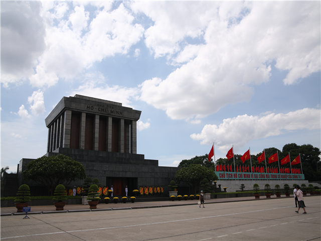 하노이의 중심 바딘광장은 베트남의 독립이 선언되었던 곳이기도 하며 지금은 국회의사당과 공산당 본부 건물 등 정부 행정 건물이 모여있는 지역이다. 호치민묘가 그 맞은편에 위치하고 있으며 그 주위로 호치민 생가와 박물관 및 한기둥 사원을 볼수 있다.
