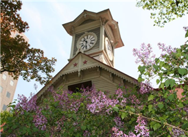 시계탑은 원래 홋카이도 대학의 전신인 삿포로 농과대학의 연무장(演武場:군사훈련장)이었으나, 지금은 삿포로 시의 상징이다. 1878년에 건조되었으며, 러시아 양식으로 지어졌다. 높이는 84m이며, 매 시간 탑 위의 시계가 울리고 있다. 관내에 있는 삿포로 역사관에는 약 400여 점의 자료가 전시되고 있으며, 현재 중요 문화재로 지정되어 있다.