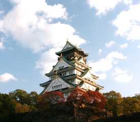 오사카성(大阪成)은 대부분 파괴되었지만 볼거리는 다양합니다. 또한 오사카 성은 오사카 관광의 시발점이자 역사의 보고로서 하루 종일 보아도 싫증이 나지 않는 곳입니다. 도요토미 히데요시가 일본을 통일한 뒤 3년 간의 공사에 걸쳐 1586년에 쌓았던 성이나 전란 때문에 성의 대부분이 파괴되어 버렸고, 현재의 성은 도쿠가와 이에야스에 의해 재건된 것이며 과거의 성에 1/5 밖에 되지 않는 크기입니다. 천수각 안은 1931년 재건축  당시 박물관으로 설계되어 일본 문화의 이해를 돕고 있습니다. 
전 8층으로 이어진 천수각은 8층 전망대를 제외한 나머지층은 도요토미 히데요시와 오사카성의 역사에 관한 자료를 볼 수 있다. 특히 디오라마나 매직 비젼 등 최첨단 기술을 도입해 흥미롭게 관람할 수 있습니다. 먼저 전망대까지는 엘리베이터를 타고 올라가 오사카 시내 전경을 관광하고 한층씩 계단으로 내려오면서 전시물들을 둘러볼수 있게 만들어 놓았습니다.