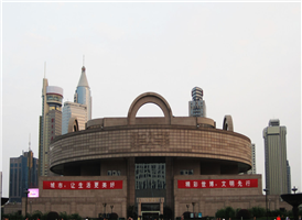 인민광장 남쪽에 있는 상해박물관(上海博物館)은 1952년 창립된 것으로, 현재의 건물은 1996년에 건축되었다. 신석기 시대에서부터 현대에 이르기까지의 다양한 유물 10만점 이상을 보관, 전시하고 있다. 현재 공개 되어 있는 것은 청동기, 도자기, 회화의 3분야이다. 청동기 전시실에는 상(商)나라와 주(周)나라때의 출토품이, 도자기 전시실에는 상해 근교에서 발견된 신석기 시대 출토물과 명(明) 나라의 자기 등이 각각 시대순으로 진열되어, 중국역사의 흐름을 한눈에 파악할 수 있다. 
상해 박물관은 상해에 방문한 여행자라면 꼭 들어봐야 하는 곳 중의 한 곳이다. 지상 5층, 지하 2층 규모로 중국에서 가장 큰 박물관 중 하나로 꼽히는 상해 박물관 1994년 당시 570만 위안을 들여 건설되었다고 한다. 전시되어 있는 유물에 관하여 좀 더 자세한 설명을 원한다면 박물관 남쪽문에서 한국어로 된 오디오 가이드를 신청하는 것도 좋다. 이어폰을 통해 순서대로 돌아보면서 설명을 들을 수 있다.