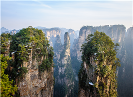 장가계 국가삼림공원 내에 위치해 있는 장가계의 절경 중의 하나로 천하제일교(天下第一僑)와 미혼대 등의 비경으로 유명한 명소이다.  특히 백룡엘리베이터로 유명한 곳이기도 하다.