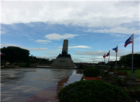 초승달 모양을 하고 있어 루네타 공원이라고도 불리는 리잘 공원(Rizal Park)은 마닐라 중심에 있는 대표적인 공원이다. 마닐라의 허파라 불리는 수목으로 우거진 약 10만평의 공원은 잘 가꾸어진 정원, 오아시스같은 분위기의 중앙분수, 야외콘서트홀 등으로 마닐라 시민들의 휴식공간으로 사용되고 있다.



리잘공원은 필리핀의 국부로 추앙 받고 있는 호세 리잘(Jose Rizal)의 이름을 따서 붙여졌다. 스페인 식민정책에 항거하던 국민적 영웅 호세 리잘은 1896년 이곳에서 처형당했고 그의 유체가 매장된 자리에는 리잘기념탑이 세워져있다. 기념탑 뒤에는 그가 죽기 전에 남긴 시 '나의 마지막 고별(Mi Ultimo Adios)'이 각국 언어로 쓰여져 있고 기념탑 주위를 무장한 헌병이 지키고 있다.