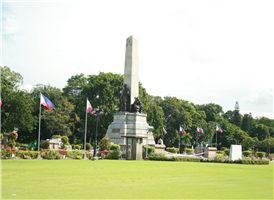 초승달 모양을 하고 있어 루네타 공원이라고도 불리는 리잘 공원(Rizal Park)은 마닐라 중심에 있는 대표적인 공원이다. 마닐라의 허파라 불리는 수목으로 우거진 약 10만평의 공원은 잘 가꾸어진 정원, 오아시스같은 분위기의 중앙분수, 야외콘서트홀 등으로 마닐라 시민들의 휴식공간으로 사용되고 있다.
리잘공원은 필리핀의 국부로 추앙 받고 있는 호세 리잘(Jose Rizal)의 이름을 따서 붙여졌다. 스페인 식민정책에 항거하던 국민적 영웅 호세 리잘은 1896년 이곳에서 처형당했고 그의 유체가 매장된 자리에는 리잘기념탑이 세워져있다. 기념탑 뒤에는 그가 죽기 전에 남긴 시 '나의 마지막 고별(Mi Ultimo Adios)'이 각국 언어로 쓰여져 있고 기념탑 주위를 무장한 헌병이 지키고 있다.