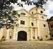 1599년 지어진 성어거스틴 성당은 필리핀에서 가장 오래된 석조건물로 인트라무로스 안에 위치한 유물 중 유일하게 파괴되지 않은 종교유적이다. 정교한 조각들이 아름다운 정문을 지나면 교회는 바로크식의 장중함을 여실히 드러내고 있고 18세기에 만들어진 파이프 오르간은 이 성당의 또 다른 매력이다.
성당안에는 역사적인 향기도 가득한데 첫번째 총독인 미구엘 로페즈 데 레가스피(MIGUEL LOPEZ DE LEGAZPI) 장군의 무덤과 스페인 정복시대의 조각품, 가구, 서적 등이 스페인의 문화를 뽐내고 있다. 
