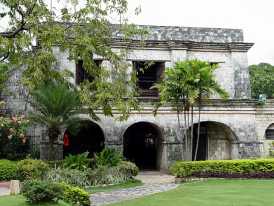 산 페드로 요새는 스페인의 초대 총독 레가스피가 반란군 방어를 위해 구축한 요새로 레가스피가 태평양을 횡단했던 군함의 이름을 따서 지어졌다. 항구 바로 옆에 위치한 요세는 원래는 목조건물에 불과했으나 1736년 지금의 석조벽으로 완성되었고,스페인통치 말에는 필리핀 혁명군에게,미군 통치시대에는 미군의 병사로,그후에는 시민을 교육시키기 위한 교실로,2차대전에는 일본군의 병원과 포로수용소로 사용되어 필리핀의 아픈 역사를 그대로 안고 있는 역사적인 유적이다. 하지만 지금은 옛정취가 느껴지는 요세는 장님아버지와 순수한 꼬마가 들려주는 노래를 들으며 산책을 하기에 좋은 장소가 되어있다.