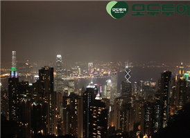 빅토리아 피크는 홍콩에서 가장 높은 빅토리아 산의 정상 이다.
이곳에 오르면 홍콩의 시내 풍경이 한눈에 들어오며
낮에 바라보는 모습도 근사하고, 야경이 펼쳐지는 밤 또한 색다른 풍경을 볼수 있다

