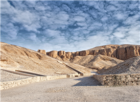 ※왕의 계곡
나일강 서안의 메마른 계곡 안쪽으로 자리하고 있는 왕의 계곡은 카이로 인근의 기자 대 피라미드, 룩소르의 카르나그 아몬대신전과 함께 이집트의3대 관광지 중 하나이다.이땅의 왕묘를 세운 것도 도굴을 피하기 위하여 매장한 묘를 숨길 필요가 있었기 때문이라고 알려져 있다. 또 상부에는 표고 (바다의 수준면에서 지표의 어느 지점에 이르는 수직의 거리)450m의 알쿠른 바위산이 우뚝 솟아 있는 피라미드 외관을 한 산의 외관이 왕묘를 세우는데 상징적인 존재가 되었다. 태양이 지는 나일강의서안 중에서도, 죽은 왕의 매장지로서 적합한 조건을 갖추고 있었던 것이다. 그러나 사람의 접근이 쉽지않을 것이라는 파라오들의 예상과는 달리, 이들무덤은 이미 고대 이집트 20왕조 때부터 여러차례 도굴을 당하고, 현재 원상태로 남아 있는 것은 1922년 하워드 카터에 의해 발굴된 투탕카멘 무덤 뿐이다.투탕카멘의 가면은 카이로의 박물관에서 볼 수 있는데 더러는 너무 못생겨서 가면을 씌웠다는 재미난 이야기도 전해진다. 아쉽게도 투탕카멘의 무덤은 2008년부터 시작된 보수공사로 인해 무기한 중단된 상태이다.

※왕비의 계곡
왕가의 골짜기에서 남서쪽으로 직선거리 1.5km 떨어진 곳에 위치하고 있는 왕비의 계곡은 테베의 지하분묘 중 가장 남쪽에 있는 유적지이다. 이 곳의 분위기는 왕들의 계곡과는 전혀 다르다. 왕들의 계곡은 험하고 은밀하지만, 왕비의 계곡은 개방적이고 다가가기 쉽다. 고대 이집트인들은 이 곳을 아름다운 자리라는 뜻의 '세트 네페루'라고 불렀으며 최초의 발견시기는 1904년경 이탈리아의 탐험가들에 의해 8개의 무덤이 발견되면서 부터이다. 왕가의 계곡과 함께 거대한 분묘를 이루고 있는 람세스 2세의 왕비인 네페르터리의 무덤으로 화려한 벽화가 남아 있어 둘러 볼만한 가치가 있다. 무덤 내 사진촬영은 물론 입장객 수도 엄격히 제한되어 있다. 