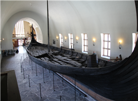 9∼11세기 북방을 호령했던 공포의 바이킹선박이 전시되어있는 공간으로 오슬로 피요르드에서 발굴된 오세베르그호, 고크스타호, 투네호등 3척의 배가 복원되어 있는 박물관이다. 3척의 배 중 가장 크고 우아한 오세베르그 Oseberg호는 9세기초에 건조된 것으로 35명의 노젓는 사람과 돛을 이용해 항해하였다. 

이 박물관의 외관은 성당 같고 내부는 경외감 마저 들게 한다. 전시되어 있는 3척의 배가 오슬로 피요르드에 묻혔던 것들이라는게 믿기 어려울 정도이다. 바이킹의 높은 위치에 있던 자들은 그들의 죽음이 사후의 생을 준비하는 것이라는 것을 확실히 하기 원했고 때문에 모든 필수품들을 때로는 하인들도 함께 실은 긴 배 안에 그들을 묻었다. 묻힌 배는 매장된 사람의 사회적 지위를 말해주고 있다.