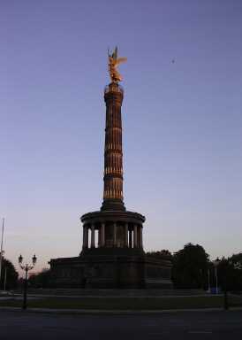 동물원 중심에 황금의 전승 기념탑이 있다.  베를린시 어디에서나 알아 볼 수 있는 높이 63m의 랜드 마크이다. 이곳의 285계단을 올라 가면 시내가 한 눈에 들어 온다. 이것은 프러시아가 과거 1864년 덴마크와의 전쟁에서,그리고 1866년 오스트리아와 1871년 프랑스 등과의 전쟁에서 승리를 한 사실을 기념하기 위해 세운 것이다.
동물원과 그 북쪽에서 브란덴부르크 문에 이르는 길이 3km와 폭 1km의 공원이 펼쳐 지는 데,여름이면 베를린 시민들이 이곳으로 나와 일광욕을 즐기는 곳으로 유명하다.
영화 ＂베를린 천사의 시＂(Der Himmel ueber Berlin)중에서 중년 천사들이 쉬었던 곳으로도 유명하다. 탑 중간 부분인 67m의 높이 까지는 엘리베이터로 올아 가서 조망할 수 있다.