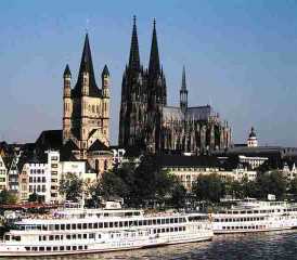 로마시대로부터의 오랜 역사를 지닌 쾰른에 들어서면 이 도시의 상징적 건물인 위풍당당한 쾰른 대성당이 중앙역의 바로 정면에 위치하여 한 눈에 들어온다. 독일 최대의 성당답게 높이 157m,폭 86m,건물안의 총길이는 144m이며,1284년부터 1880년까지 약 600여년이나 걸려 완공된 건축물로서 독일 카톨릭의 총본산지이다. 하늘을 찌를듯한 두 개의 첨탑은 역동적인 모습의 전체적 외관을 구성하며,치밀한 조화로움을 엮어낸다. 쾰른 대주교 콘라트가 그의 권력과 재력을 과시하기 위해 세운 독일 최초의 고딕양식 건물로서,정교한 장식이 눈에 띤다.

바바로사 황제의 수상인 라이날트 휜 다쎌 대주교가 성(聖)삼왕의 유골을 밀라노에서 쾰른으로 가져왔을 때 이곳은 알프스 북부지방에서 가장 유명한 순례지가 되었다. 1164년 프레드릭 바바로사가 바로 이곳에 마기(Magi)의 유물을 기부하면서 순례자들의 행진은 끝없이 이어지며 몰려들기 시작하였고, 그리하여 1248년 컨라트 휜 허흐슈타덴 대주교는 예배를 위한 더 큰 성당이 필요하게 되었다. 9세기 때 지어진 오래된 대성당은 이 귀중한 성물을 보관하기에는 너무 좁고 보잘것없이 보여졌던 것이다. 이에 따라 파리, 아미엔, 라임 등의 오리지널 디자인으로 라인란트의 첫 고딕성당이 건립되기에 이른다. 

내부 회랑은 1320년에 완공되었지만 같은 해 타워공사가 진행되어 1437년에 중단되었다. 또한 본당과 좌우의 익랑은 1560년까지 계속되었고,3세기 이상의 공백기를 거쳐 1842년에야 비로소 다시 작업이 속개되어 1880년 빌헬름 1세가 참여한 가운데 준공식이 거행되었다. 내부 5개의 스테인드 글라스를 통해 들어오는 빛의 제단화, 마기의 성전인 3성왕 성궤유물 (동방박사 세 사람의 유골함)은 중세기 걸작으로 손꼽히며,10세기의 게로의 십자가(Gerokreuz), 성가대, 남쪽의 타워 등이 볼 만하다. 스테인드글라스는 후기 고딕양식으로서 본당 뒤쪽에 자리잡고 있고, 성녀 마리아와 성 피터의 삶을 묘사하고 있다.
마기의 성전(Dreikoenigenschrein)은 이 성당의 하이라이트로서 제단 뒤 유리상자안에 놓여있는 중세때의 귀중한 유물이다. 이 세 왕의 성골함 세부도는 1230년경 금과 에나멜 그리고 보석들을 사용해 만든 작품이다. 또한 바로 그 앞에는 성가대로 독일 104개 지역에서 그린 그림들과 마기의 숭상이 그려져 있다. 
보물관(Domschatzkammer)은 북쪽 회랑에 있으며, 황금과 은으로 된 헌금내는 접시,고대의 의복, 필사본, 정의의 검 등이 보관되어 있다.

특히 주목할만한 또 하나의 사실은 이 대성당의 성지관에 설치된 파이프 오르간이다. 이 파이프 오르간은 독일의 오버링거사에서 제작된 것을 1999년 10월 12일 조립하기 시작하여 동년 11월 17일까지 36일간에 걸쳐 조립을 완료하였다. 오르간의 규모는 44스탑(stop)형이며 3,171개의 파이프가 들어있고 640여개의 소리를 기억하는 기능을 가지고 있다고 한다.

입구는 정면 우측에 있으며 509개의 돌계단을 오르는 것도 힘은 들지만 아름다운 쾰른 시가지와 라인강의 전경을 한눈에 볼 수 있기에 그 만큼의 가치가 있으리라 본다.