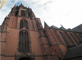 라인강 연안에 세워진 대성당은 뢰머 광장을 끼고 동쪽으로 자리잡고 있다. 95m의 높은 탑이 하늘을 찌를 듯이 위풍당당히 서있는 고딕 양식의 대성당으로서,1562~1792년 황제들의 대관식이 거행되었던 곳으로 ＇카이저 돔＇이라고 불리기도 한다. 정식으로는 성 바돌로메오 돔이라고 부른다. 

돔의 전신교회는 프랑크 왕국시대의 7-8세기로 보며 1152년 이래로 황제나 국왕이 선출되던 곳이다. 역대 황제의 대관식이 거행되었던 곳이며,852년 카롤린 왕조 시대에 처음 만들어진 후 몇 차례의 증축을 거쳐 오늘날의 모습이 되었다.

갈색 건물의 대성당은 975년 건축하기 시작하여 1239년에 완성되었는데 계속되는 화재와 전쟁으로 재건과 복구를 거듭한 후에 현재의 모습이 되었다. 이곳은 14세기에 돔의 상단부와 성당의 중랑을,15세기초에 천정부 및 지붕부를 완성하였다. 검고 중후한 지붕이 인상적인 동탑은 19세기 때 네오 로마네스크 양식으로 지어졌고,장식이 많은 서탑은 1767년 벼락으로 불탄 후 바로크 양식으로 재건되었다. 미사 시간 외에는 관람이 가능하다. 

또한, 보물창고(Domschatz)에는 추기경과 사제들이 입었던 호화로운 가운이 있고,탑 안의 어두침침한 332계단을 통해 95m높이의 꼭대기에 이르면 시내가 한눈에 내려다 보인다. 높이 95m인 탑은 1415년에 건축되어 1877년에 완성되었다. 탑에도 올라갈 수 있는 대성당이므로,걷는데 자신있는 사람이라면 332개의 계단을 올라가서 이 탑위에서 프랑크푸르트의 전경을 바라 보는 것도 좋을 것이다. 이곳에는 14C 양식의 성가대도 존재한다.