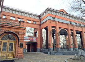 붉은 오래된 건물로 러시아 지리학회 아무르 지부의 박물관으로 1895 년 설립되었다. 1층은 하바로프스크 지방의 생태계에 관해 전시하고 있다. 1975년에 발견된 맘모스, 아무르 호랑이 등의 박제가 전시되어 있다. 2층은 선주민족의 자료, 러시아인이나 우크라이나인들의 이주의 역사를 볼 수 있 다. 3층에는 탐험가인 알제니에프와 델스부자라의 시베리아 극동 탐험사가 전시되어 있다.