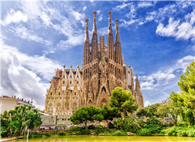 스페인의 세계적인 건축가 안토니오 가우디가 설계하고 직접 건축감독을 맡은 로마가톨릭교의 성당 건축물이다. 사그라다 파밀리아는 '성(聖) 가족'이라는 뜻으로, 예수와 마리아 그리고 요셉을 뜻한다.

사그라다 파밀리아는 바르셀로나의 상징이자, 스페인이 낳은 세계적인 건축가 가우디의 미완성 대작으로, 높이 솟은 나선형의 돔과 포물선 지붕은 견고한 건축물이 아니라 부드러운 흙으로 빚은 하나의 조형물 같다.

민간단체 ＇산 호세협회＇에 의해 1882년에 착공한 건물로 1891년부터 가우디가 이어받아 건축에 참가하였다. 가우디 사후인 현재에도 계속적으로 공사가 이루어지고 있는 교회로 현재 완성된 부분은 착공을 시작한지 100년만인 1982년에 만들어 졌으며, 가우디 사후 100주년이 되는 2026년에 완공할 예정이다. 전체가 완성될 경우 성당의 규모는 가로 150m, 세로 60m이며, 예수 그리스도를 상징하는 중앙 돔의 높이는 약 170m이다.

