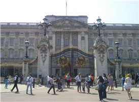 1837년 빅토리아 여왕 이래 영국 왕실의 주거지가 된 버킹엄 궁전은 원래 버킹검 하우스로 건립되었다. 1726년에 왕실이 매입하여 개장, 증축을 한 결과 색상이 어색하고 양식도 제멋대로인 궁전이 만들어졌다. 그러나 정면 부분은 훌륭하며 특히 바깥 담의 금빛 장식과 중후한 철문의 부조는 궁전에 어울리는 분위기를 자아내고 있다. 

궁전 앞 광장에는 금빛 천사를 조각해 얹은 빅토리아 여왕 기념비가 있는데 이 기념비는 빅토리아 당시의 이상을 구현하기 위한 목적으로 세워졌다. 이 곳은 2만㎡의 호수를 포함한 17만 4천㎡의 대 정원과 다수의 미술품을 소장한 미술관, 도서관이 있으며 여왕이 궁전에 있을 때는 정면 중앙에 왕실 깃발인 로열 스탠드가 나부낀다. 

여행객들이 버킹검 궁을 찾는 이유는 그 유명한 근위대 교대식을 보기 위해서다. 교대식은 시즌에 따라 다른 스케줄로 진행이 되므로 여행시 사전에 알아보고 가야 한다. 또한 비가 올때도 진행되지 않으며, 인파가 몰려 열릴 시간보다 미리 가 있어야 좋은 자리에서 볼 수 있다.