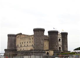 누오보 성은 나폴리의 상징적인 존재로 ＇새로운 성＇이란 뜻이다. 이 곳은 나폴리 중앙역에서 남서쪽으로 곧장 뻗어나간 움베르토거리가 끝나는 무니치피오 광장 길 건너편에 위치하고 있다. 1282년 프랑스 양주 가문의 샤를이 세운 4개의 탑을 가진 프랑스풍의 성이다. 15세기 때 스페인의 아라곤 왕국이 양주 가문을 격파하고 이 성을 개축하면서 오른쪽의 두 탑사이에 개선문&en1=유럽&en2=프랑스&en4=파리>개선문을 세웠다. 성 앞에는 파란 잔디가 깔려 있어 나폴리 시민들의 휴식처가 되고 있다. 성의 모습은 4개의 원통 모양의 탑이 성벽을 둘러싸고 잇고 르네상스 양식의 개선문이 탑과 사이에 세워져 있다.



누오보 성과 마주보고 있는 두개의 거대한 건축물은 왕궁(Palazzo Reale)과 산카를로 극장(Teatro San Carlo)이다. 왕궁은 성의 서쪽에 있는 궁전으로 1602년에 세워졌다. 하지만 실제로 나폴리 왕이 궁전으로 사용한 것은 1734년 부르봉 왕가 때부터다. 내부에는 대대로 내려오는 왕가의 가재도구와 미술픔들의 컬렉션을 보존, 전시하는 왕궁미술관이 있다. 산 카를로 극장은 왕궁의 옆에 세워진 오페라 극장으로 1737년 부르봉 왕가의 카를로 3세에 의해 세워졌다가 19세기에 신고전주의 건축으로 바뀌었다. 이 곳은 로마의 오페라 극장, 밀라노의 스칼라 극장과 함게 국내 3대 가극장의 하나로 손꼽히며 우수한 음향효과를 가지고 있는 오페라 극장으로 알려져 있고 현재 그 당시의 모습은 극장의 정면과 재부의 로비 정도에서 찾을 수 있다. 극장 공연이 없는 날에는 오전에만 들어갈 수 있다.