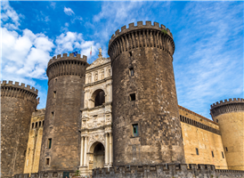 누오보 성은 나폴리의 상징적인 존재로 ＇새로운 성＇이란 뜻이다. 이 곳은 나폴리 중앙역에서 남서쪽으로 곧장 뻗어나간 움베르토거리가 끝나는 무니치피오 광장 길 건너편에 위치하고 있다. 1282년 프랑스 양주 가문의 샤를이 세운 4개의 탑을 가진 프랑스풍의 성이다. 15세기 때 스페인의 아라곤 왕국이 양주 가문을 격파하고 이 성을 개축하면서 오른쪽의 두 탑사이에 개선문&en1=유럽&en2=프랑스&en4=파리>개선문을 세웠다. 성 앞에는 파란 잔디가 깔려 있어 나폴리 시민들의 휴식처가 되고 있다. 성의 모습은 4개의 원통 모양의 탑이 성벽을 둘러싸고 잇고 르네상스 양식의 개선문이 탑과 사이에 세워져 있다.



누오보 성과 마주보고 있는 두개의 거대한 건축물은 왕궁(Palazzo Reale)과 산카를로 극장(Teatro San Carlo)이다. 왕궁은 성의 서쪽에 있는 궁전으로 1602년에 세워졌다. 하지만 실제로 나폴리 왕이 궁전으로 사용한 것은 1734년 부르봉 왕가 때부터다. 내부에는 대대로 내려오는 왕가의 가재도구와 미술픔들의 컬렉션을 보존, 전시하는 왕궁미술관이 있다. 산 카를로 극장은 왕궁의 옆에 세워진 오페라 극장으로 1737년 부르봉 왕가의 카를로 3세에 의해 세워졌다가 19세기에 신고전주의 건축으로 바뀌었다. 이 곳은 로마의 오페라 극장, 밀라노의 스칼라 극장과 함게 국내 3대 가극장의 하나로 손꼽히며 우수한 음향효과를 가지고 있는 오페라 극장으로 알려져 있고 현재 그 당시의 모습은 극장의 정면과 재부의 로비 정도에서 찾을 수 있다. 극장 공연이 없는 날에는 오전에만 들어갈 수 있다.