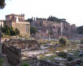 베너치아 광장과 콜로세움 사이에 위치한 포로 로마노는 고대 로마의 중심지로 포로라는 이름대로 처음에는 변두리 성의 사람들이 모이던 시장 터였다가 하수도로 만들어진 BC 6세기경부터 차츰 상점, 건물 등이 들어서고 도시의 기능이 충실해져 상업, 종교, 정치의 중심지가 되었다. 현재의 포로 로마노는 완전히 폐허가 되어 있던 것을 발굴한 것이다.



포로 로마노를 방문하기 전에 캄피돌리오 광장의 세나토리오 궁 뒷쪽 좌우에 설치된 테라스에서 유적지의 장관을 보는 것이 좋다. 캄피돌리오 언덕은 로마의 주요 7개 언덕 중의 하나로 고대 로마 당시 사람들이 가장 신성시하던 주피터 신전이 세워졌던 곳이다. 캄피돌리오 언덕에 있는 캄피돌리오 광장은 바닥이 기하학적 무늬로 되어있어 아름답다. 이 곳은 미켈란젤로가 설계한 광장으로 왼쪽의 건물은 캄피돌리오 박물관이고 오른쪽의 건물은 콘세르바토리 궁전이다. 이 곳에서 내려가 포로로마노 거리를 따라 첫번째로 마주치는 것이 기원후 367년경의 델리데이콘센티 건물의 주랑 현관이다.



 바실리카 에밀리아는 로마에 세워진 두번째 공화당으로 사법, 금융, 상업등의 거래를 행하는 공공 건물로 410년에 서고트 족이 로마를 점령할 당시 화재로 일부가 소실된 건물이다. 현재 원로원은 바실리카 에밀리아의 북서쪽에 있는 4층 벽돌 건물로 BC 7세기 경에 세워졌으며 높이 20m의 건물로 바닥은 대리석으로 장식되어 있다. 안토니우스 황제와 파우스티나 황후의 신전, 로물루스 신전, 사투누스의 신전, 베니스 신전, 2개의 개선문이 과거의 모습을 보여주고 있다.

원로원 앞에 있는 루스투름은 고대 로마인들이 연설을 하던 곳이었으며 당시 시내 중심지였다. 이 곳에서 조금 내려 가다보면 로마 시대 가장 중요한 신전이였던 사투르누스의 신전이 있다.포로 로마노 입구 동쪽에 있는 거대한 신전은 막센티우스 신전이다. 308년 막센티우스 황제가 짓기 시작하여 콘스탄티누스 황제가 완성하였다. 아우구스투스 신전 엪에 있는 산타 마리아 안타쿠아 성당은 포로 로마노에 있는 가장 오래된, 사적 가치가 가장 높은 기독교들의 기도소였다.그 밖의 건물은 기둥이나 초석 등이 남아 있는 정도이다. 이 곳은 규모가 커서 걸어서 둘러보는 데에도 2시간이 소요될 정도이다.