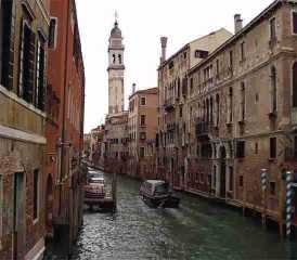 대운하(Canal Grande)는 역 S자형으로 총길이 3.8Km로 베네치아 중심부를 흐르며 베네치아의 메인 스트리트다. 대운하를 따라 12-18C에 걸쳐 세워진 대리석 궁정과 산 시메오네 피콜로 교회, 페사로 궁전, 고딕 건축의 카도로, 베네치아의 명소 레알토 다리 등을 볼 수 있다. 왼쪽 연안에는 베니에르 데이 레오니 궁, 레초니코 궁, 포스카리 궁, 피사니 궁, 페사로 궁이 있으며, 오른쪽 연안에는 코르테르 델라 카 그란데 궁, 코르네르 스리넬리 궁, 카 도로, 그리마니 궁이 있다. 운하 양편으로는 화려한 귀족풍의 저택들이 늘어서 있어 수상버스나 곤돌라를 타고 구경하는 것도 하나의 볼거리다.

 레초니코 궁전(Palazzo Rezzonico)은 대운하 연안의 바로크식 건물로 17-18세기 때 건축되었다. 내부는 18세기 베네치아의 문화, 생활을 알 수 있는 베네치아 18세기 박물관 Museo del Settecento Veneziano으로 사용되고 있다.