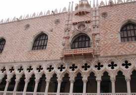 두칼레 궁전(Palazzo Ducale)은 9세기 베네치아 공국 총독의 사저였으며 산 마르코 광장이 베네치아의 종교적인 상징이라면, 두칼레 궁은 바다 위의 공화국이었던 베네치아의 정치, 군사, 예술, 경제 전분야를 상징하는 위대한 건축물이다. 
과거에 베네치아를 통치했던 영주들이 살았던 곳으로 2층은 가로 22m, 세로 7m에 이르는 세계 최대의 유화가 전시되어 있다. 이 곳은 AD,825년으로 추정되는 건물 자리에 재건된 것을 바탕으로 14-16세기에 걸쳐 완전 개조된 것으로 고딕 양식의 대표적 건물이다. 
궁전의 외관이 흰색과 분홍빛의 대리석 문양으로 되어 있어 궁을 더욱 아름답게 하고 아래층의 회랑 기둥 받침은 36개로 되었다. 또 안뜰은 르네상스 식의 멋진 구성과 조각으로 아름답게 장식되어 있으며, 실내는 황금 계단, 안티콜레지오, 접견실, 투표실등으로 구성되어 있다. 이 궁의 현관은 ＂게시의 문＂이라고 불리는데, 옛날 이 문에 포고문을 게시하였기 때문이다. 탄식의 다리(Ponti dei Sospiri)는 17세기경에 놓여진 이 다리는 총독 궁과 교도소를 연결하고 있으며 엄격하고 공정하기로 이름 높았던 베네치아 법치주의의 한 단면을 볼 수 있다. 과거 이 곳의 교도소에 카사노바가 감금이 된 적이 있었는데, 탈출을 시도하였다고 한다.