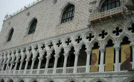 두칼레 궁전(Palazzo Ducale)은 9세기 베네치아 공국 총독의 사저였으며 산 마르코 광장이 베네치아의 종교적인 상징이라면, 두칼레 궁은 바다 위의 공화국이었던 베네치아의 정치, 군사, 예술, 경제 전분야를 상징하는 위대한 건축물이다. 
과거에 베네치아를 통치했던 영주들이 살았던 곳으로 2층은 가로 22m, 세로 7m에 이르는 세계 최대의 유화가 전시되어 있다. 이 곳은 AD,825년으로 추정되는 건물 자리에 재건된 것을 바탕으로 14-16세기에 걸쳐 완전 개조된 것으로 고딕 양식의 대표적 건물이다. 
궁전의 외관이 흰색과 분홍빛의 대리석 문양으로 되어 있어 궁을 더욱 아름답게 하고 아래층의 회랑 기둥 받침은 36개로 되었다. 또 안뜰은 르네상스 식의 멋진 구성과 조각으로 아름답게 장식되어 있으며, 실내는 황금 계단, 안티콜레지오, 접견실, 투표실등으로 구성되어 있다. 이 궁의 현관은 ＂게시의 문＂이라고 불리는데, 옛날 이 문에 포고문을 게시하였기 때문이다. 탄식의 다리(Ponti dei Sospiri)는 17세기경에 놓여진 이 다리는 총독 궁과 교도소를 연결하고 있으며 엄격하고 공정하기로 이름 높았던 베네치아 법치주의의 한 단면을 볼 수 있다. 과거 이 곳의 교도소에 카사노바가 감금이 된 적이 있었는데, 탈출을 시도하였다고 한다.