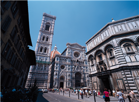 세계에서 3번째로 큰 두오모는 꽃의 산타 마리아 대성당(Santa Maria del Fiore)이라는 별칭을 갖고 있다. 피렌체 공화국과 길드가 함께 지은 것으로 1292년에 착공, 1446년에 이르러 완공된 피렌체의 상징물이다. 106m의 높이인 대원개는 필리포 브루넬레스키에 의해 1437년에 완성되었는데 3만 여명을 수용할 수 있는 거대한 규모이며 성당 왼쪽 입구에서 463계단을 올라가 대원개의 옥상에서 피렌체 시내를 한눈에 바라볼 수 있다.

대리석 모자이크 장식의 벽체는 장관을 연출하며, 내부는 전성기 고딕 아치형 천장이 아치들로 받쳐져 있는데 원개의 천장에는 미켈란젤로의 불후의 명작인 ＂최후의 심판＂이 프레스코 형식으로 그려져 있고 제단 왼쪽으로는 그의 미완의 대작인＂피에타＂가 있다. 흰색과 핑크, 녹색의 대리석으로 된 외관은 장엄하면서도 꽃의 산타 마리아라는 명성에 걸맞는 기하학적인 아름다움이 돋보인다.