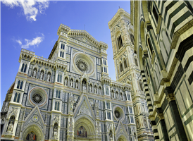 세계에서 3번째로 큰 두오모는 꽃의 산타 마리아 대성당(Santa Maria del Fiore)이라는 별칭을 갖고 있다. 피렌체 공화국과 길드가 함께 지은 것으로 1292년에 착공, 1446년에 이르러 완공된 피렌체의 상징물이다. 106m의 높이인 대원개는 필리포 브루넬레스키에 의해 1437년에 완성되었는데 3만 여명을 수용할 수 있는 거대한 규모이며 성당 왼쪽 입구에서 463계단을 올라가 대원개의 옥상에서 피렌체 시내를 한눈에 바라볼 수 있다.
