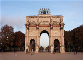 개선문은 나폴레옹이 1806년 오스텔리츠 전투에서 승리한 것을 기념하기 위해 샤를 드 골 에투알 광장 Charles de Gaulle 중앙에 세우도록 건축가 샬드렝에게 명령하여 30년뒤인 1836년에 완성되었다. 나폴레옹은 생전에 개선문의 완성을 보지 못하고 그의 장례 행렬이 이곳을 통과하여 앵발리드 묘지로 갔다. 문 안쪽에는 여러가지 전쟁에 참전한 장군들의 이름이 새겨져 있으며,기둥 아래부분에 무명 병사들의 무덤이 있다. 계단이나 엘리베이터를 통해 전망대로 올라갈 수 있다. 이곳에오르면 콩고드 광장이나 루브르 박물관 들을 볼 수 있고 반대편으로 라 데팡스의 신개선문이 일직선 상에 보인다. 여름철에는 23시까지 오를 수 있어 샹젤리제와 에펠탑이 있는 파리의 야경을 감상 할 수 있다. 