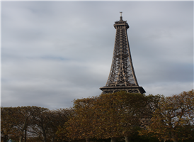 전세계에서 가장 유명한 건축물 중에 하나로 손꼽히는 에펠탑은 1789년 프랑스 혁명 100주년을 기념해 1889년, 파리 만국박람회를 위해 세워졌던 임시구조물이었다. 에펠탑의 설계자는 뉴욕 자유의 여신상의 제작에 참여 했던 귀스타프 에펠 Gustave Eiffel로 근철을 노출시킨 독특한 구조물을 만들어 냈으며 300m높이에 12.000개의 철재 재료,250만개의 고정 리벳을 사용했다. 완성 초기에는 거리의 미관을 해친다는 거센 반발 대상이었지만 이제는 파리하면 빼놓고 생각 할 수 없을 정도로 파리의 이미지를 대표하고 있다. 특히 1986년에 조명시설이 갖추어지면서 에펠탑은 '빛의 도시' 파리를 위해 다시 태어났다. 네군데의 엘리베이터를 이용하여 2층과 3층전망대까지 올라갈 수 있으며, 도보를 이용해 1층 전망대까지 오를 수 있다. 해가 진 저녁 에펠탑 전망대에 오르면 보석처럼 빛나는 파리시의 야경을 즐길 수 있다. 한편 에펠탑의 앞쪽엔 샤요니궁이, 그리고 뒤쪽으로는 옛날 육군 사관학교의 운동장으로 사용되던 샹 드 마르스(군신의 정원)가 펼쳐져 있다.