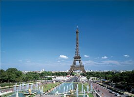 전세계에서 가장 유명한 건축물 중에 하나로 손꼽히는 에펠탑은 1789년 프랑스 혁명 100주년을 기념해 1889년, 파리 만국박람회를 위해 세워졌던 임시구조물이었다. 에펠탑의 설계자는 뉴욕 자유의 여신상의 제작에 참여 했던 귀스타프 에펠 Gustave Eiffel로 근철을 노출시킨 독특한 구조물을 만들어 냈으며 300m높이에 12.000개의 철재 재료,250만개의 고정 리벳을 사용했다. 완성 초기에는 거리의 미관을 해친다는 거센 반발 대상이었지만 이제는 파리하면 빼놓고 생각 할 수 없을 정도로 파리의 이미지를 대표하고 있다. 특히 1986년에 조명시설이 갖추어지면서 에펠탑은 '빛의 도시' 파리를 위해 다시 태어났다. 네군데의 엘리베이터를 이용하여 2층과 3층전망대까지 올라갈 수 있으며, 도보를 이용해 1층 전망대까지 오를 수 있다. 해가 진 저녁 에펠탑 전망대에 오르면 보석처럼 빛나는 파리시의 야경을 즐길 수 있다. 한편 에펠탑의 앞쪽엔 샤요니궁이, 그리고 뒤쪽으로는 옛날 육군 사관학교의 운동장으로 사용되던 샹 드 마르스(군신의 정원)가 펼쳐져 있다.