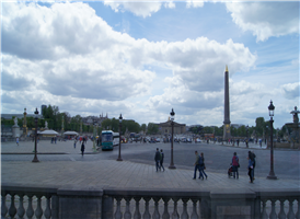 파리 한 가운데 있으며 유럽에서 가장 큰 규모의 역사와 역사적인 콩고드 광장은 처음에는 '루이 15세 광장'으로 불리다 1790년 대혁명이 있은 뒤부터 '대혁명 광장'으로 불리었다. 이때 이곳에 있던 루이15세의 기마상을 없애고 단두대가 설치되어 루이 16세와 마리 앙뚜아네트, 혁몀군 지도자였던 당통과 로베스피에르를 포함한 1천 1백 19명의 사람들이 처형되었다. 광장의 중앙에는 높이 25미터에 달하는 거대한 오벨리스크가 있고 그 주변으로 프랑스의 8개도시를 상징하는 여인과 2개의 분수가 있다., 해마다 혁명 기념일인 7월14일에 펼쳐지는 퍼레이드는 개선문에서 시작해 상젤리제 거리를 따라 내려와 이 광장에서 절정을 이룬다. 기념일 전날인 13일 밤에는 이곳에서 화려한 불꽃 축제가 벌어지며 왈츠도 즐길 수 있다. 