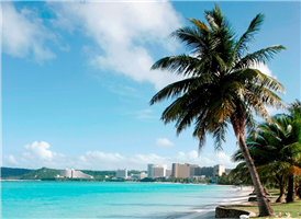 괌의 대표적인 관광지로 해변을 따라 유명한 호텔이 줄지어 늘어서 있는 가장 번화한 곳이라 할 수 있다. 화려한 호텔들을 지나면 깨끗한 모래사장과 맑고 투명한 바다가 나타나 아름다운 정경을 이룬다. 투몬만에서는 세계적인 유명체인 호텔의 모습도 근사하지만 해변에서 보는 괌의 노을과 함께 어우러진 모습은 많은 관광객들이 잊지 못하는 풍경 중의 하나다. 

차를 빌려 드라이브를 해도 좋고 자전거나 혹은 걷기에 자신있다면 천천히 걸으면서 분위기를 만끽해도 좋다. 투몬만에 위치한 투몬비치에서 간단한 해양스포츠도 가능하다.