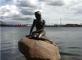 코펜하겐의 상징으로 덴마크 방문 기념사진을 찍는 곳이 바로 인의의 상이다. 코펜하겐 북쪽 린게리니(Langeline)거리를 따라가면 해안의 바다위에 앉아있는 모습을 볼수 있을 것이다. 안델센의 동화 '인어공주' 에서 모티브를 얻어 1913년 조각가 에드바르트 에릭슨 Edvard Eriksen에 의해 만들어져 있다. 당시 왕립 극장에서는 발레 <인어공주>가 상영되고 있었다. 그것을 본 칼스버그 맥주회사의 2대 사장인 칼 야콥슨 Carl Jacobsen이 동상을 설치하는 아이디어를 제공했다고 한다. 모델은 극장의 프리마돈나로 절세 미인이었다고 하는데 후에 조각가의 부인이 되었다. 

유럽의 3대 썰렁중에 하나인 인어상은 전체 길이가 80cm에 불과하여 생각보다 외소하고 초라하다. 누구나 이곳에 오면 인어상을 보고자 부푼 꿈을 갖지만 실제의 모습을 보면 다소 실망할지도 모른다. 그러나 쓸쓸해 보이면서도 사랑스런 그녀의 모습은 여행자들의 발길을 놓지 않는다. 1964년 4월 23일,24일에는 누군가에 의해 그녀의 머리가 떨어져 나가는 사건이 있었다. 다행이 원래의 상태로 복구되었지만 1984년 또다시 왼쪽 팔이 떨어져 나가는 수난을 겪어야 했다. 지금의 팔은 나중에 제작하여 부착한 것이다. 자세히 보면 복원으로 생긴 이음새가 보인다. 

2004년 현재 91세가 된 그녀는 아직도 다소곳한 자태로 세계에서 몰려드는 관광객들의 시선을 한몸에 받고 있다.