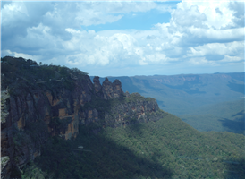 호주의 그랜드 캐년이라 불리는 블루 마운틴(blue Mountains)은 국립공원으로 지정된 호주에서 빼놓을 수 없는 명소이다. 산을 가득 채우고 있는 유칼리잎이 강한 태양 빛에 반사되어 푸른 안개처럼 보이기 때문에 블루마운틴이라 불리며, 1000m 높이의 구릉이 이어지는 계곡과 폭포, 기암 등이 계절에 따라 계속 변화하므로 장관을 이룬다. 
┃에코포인트┃블루마운틴의 명물인 세자매봉이 가장 잘 보이는 곳. 
┃보드워크┃블루마운틴 열대우림을 채운 식물군을 관광하며 산책하기 
┃시닉 레일웨이┃ 250m의 수직절벽을 오가는 기네스북에 오른 관광열차 
┃시닉 케이블웨이┃ 3분간 545m의 가파른 경사를 주변 경치를 감상
