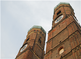 뮌헨 시의 상징적인 건축물로서,1488년 세워진 후기 고딕 양식의 교회로 2개의 둥근파 모양의 첨탑 지붕을 갖고 있다. ＇성모 교회＇라는 이름으로도 불리며,뮌헨 최대의 대성당으로 19세기 초반이래 남바이에른의 수도사 교구 교회로서 명예를 떨치고 있다. 구슬 모양의 두 개의 탑이 특징적이고,이 도시의 상징적인 존재로서 여겨지고 있는 데,북쪽의 탑은 99m,남쪽의 탑은 100m의 높이를 자랑하고 있다. 여름에는 엘리베이터로 탑 꼭대기까지 올라갈 수 있는데 이 곳에서 바라보는 남바이에른의 산의 전경이 뛰어나다.

프라우엔 교회의 단조로운 붉은 색 벽돌은 이 바이에른주의 특유성을 보여 주는 것이며,이 교회의 탑은 마리엔 광장 근처의 어느 곳에 가도 다 보인다. 또,이 교회의 바로 옆에는 분수도 자리하고 있으므로,도보 관광을 하다가 힘이 들면 그곳에서 잠시 쉬도록 하자.
