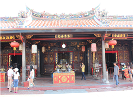 청훈텡 사원은 조화의 거리라는 뜻의 잘란 투강 메마스 Jalan Tukang Emas 거리에 위치하고 있다. 

푸른 구름'이라는 뜻이 있는 절이다. 1646년 중국에서 모든 재료를 
가져와서 지은 절로 유명한 말레이시아에서 가장 오래된 중국 사원이다. 

조화라는 이름이 어울리게, 인근에는 이슬람 사원 캄퐁 클링 모스크 Kampung Kling Mosque와 사원 스리 포야타 무머티 사원 Sri Poyatha Moorthi Temple이 있다.

청훈텡 사원은 15세기 초에 말라카에 머문 명나라 장군 정화를 위한 사원으로 말레이시아에서 가장 오래된 중국 종교 건물이라는 역사적이 의의를 지니고 있다.

2003년 유네스코의 보호건물로 지정이 되면서 그 역사적 가치를 
세계적으로 인정받았으며 현지인들뿐만 아니라 관광객들의 많이 찾는 말라카의 명소 중 하나이다.

