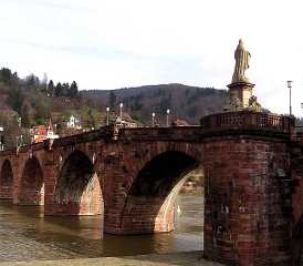 네카르 강에 놓여있는 다리로,철학자의 길에서 슈랑겐 골목을 내려오는 곳에 있다. 네카르 강에 놓여 있는 다리로서, 철학자의 길로 가려면 이 다리를 건너야 하며, 이 다리의 본래 이름은 '카를 테오도어 다리'인데 보통 '옛다리'라고도 한다. 카를 테오도르가 1786-1788에 개축하여 Karl Theodor Brucke라고도 하지만,시민들은 Alte Brucke라는 애칭으로 부른다. 다리 위에는 테오도르 상과 여신 아테나 상이 있고,입구 양쪽에 하이델베르크 멍키 동상도 우뚝 서 있다. 

네카르강의 빼어놓을 수 없는 명소중의 하나인 일명 옛 다리는 네카어 강의 수호신 처럼 다리 앞을 과거 성벽을 이루었던 두 개의 탑을 중심으로 세워져 있다. 다리 앞에는 이 다리의 설립자 카를 테오도르 상이 라인 강과 다뉴브 강,네카르 강 그리고 모젤 강을 상징하는 신상으로 둘러싸여 하이델베르크의 염 원을 기원하고 있다. 그리고,강 건너편에는 이에 답하기라도 하듯 지혜의 상 징이자 마을과 성의 수호신인 아테나 여신이 도시를 지켜보며 바라다 보고 있다. 
괴테가 오후 4시가 되면 어김없이 알트 부리케 다리를 건너,철학가의 오솔길을 거닐었다는 이 다리는 카롤 테오드로 형제가 2년에 걸쳐 만들었다고 한다.이곳에서 바라보는 하이델베르크 성의 경관과 모습은 실로 일품이며 아름답기 그지 없다.