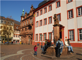1368년에 교황 우르바누스 6세의 인가를 받아 독일에서 가장 오래된 대학으로 군림하고 있는 하이델베르크 대학은,1386년에 설립되어 지금까지 세계적인 명성을 얻고 있다. 설립자인 선제후 루프레흐트 1세와 이곳을 최초의 바덴 주립대학으로 만든 카를 프리드리히의 이름을 따서 ＇루프레흐트-카를 대학＇(Ruprecht-Karl-Universitat)이라고도 부른다. 이 대학은 바덴의 카알 프리드리히 대공이 집정하던 1803년에 최초의 국립대학으로 결정되기에 이르렀다.



그러나 아이러니하게도 독일 최고의 하이델베르크 대학의 설립자였던 팔츠 선제후는 문맹이었다고 한다. 횔더린,괴테,헤겔,헤세,베버,야스퍼스 등이 이 대학의 전통에 묻어나는 이름들이다. 16세기 후반 17세기 초반에는 문화와 종교혁명의 중심지 역할을 수행했으며,세계 각지에서 학생들이 모여들어 학문적으로 높은 수준을 자랑하지만,와인과 사랑과 노래를 즐기는 자유로운 분위기가 넘쳐 흐르는 곳이기도 하다. 학문적으로도 수준높은 대학이지만,맥주와 사랑과 노래로 청춘을 구가하는 자유분방한 분위기가 넘치고 있다.

무기고를 개조한 이 대학의 학생식당(Mensa)은 음식 값이 싸고 맛있기로 소문난 곳이다. 이곳에서 독일요리를 싸게 먹은 다음,220만 권의 장서를 가진 대학도서관을 둘러보는 것이 좋을 것이다. 220만권의 장서를 보유하고 있는 하이델베르크 대학의 도서관은 바덴-뷔어템베어주에서는 가장 큰 것으로서,특히 유명한 고독일의 필적 원본이 소장되어 있어 방문객의 눈길을 끈다. 이 도서관은 외부 관광객들에게 개방되어 있어서,누구나 들어가 볼 수 있다. 내부에는 중요한 예술품 몇 점이 전시되어 있기도 하다. 이곳에 들어가기 위해서는 코인 라커에 소지품을 넣고 들어가야 한다. 다른 코인 로커와 다른 점은 나올 때 다시 돈이 나온다는 점이다. 또한,이 대학의 도서관에는 우리나라의 낯익은 한겨레 신문이 구비되어 있다. 비록 날짜는 많이 지난 것이긴 하지만,이 독일 현지에서 읽는 한겨레 신문의 경우는 좀 더 색다르고,감회가 새로울 것이다.



60년대에 크게 유행했던 영화〈황태자의 첫사랑〉의 주요 무대이기도 했던 이곳의 노천카페는 지금도 수많은 관광객들로 언제나 북적 거린다. 황태자 칼 하인리히와 학사주점 소녀 케티와의 눈물겨운 사랑이야기를 영화화한 〈황태자의 첫사랑〉에는 유명한 테너 가수인 마리 오 란자와 앤 브라이스 두 배우가 열연하였었다.