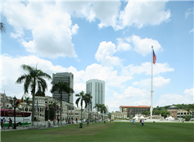 메르데카 광장은 술탄 압둘 사마드 빌딩 맞은편에 위치한 8.2헥타르(Ha)의 깨끗하고 우아한 역사적 광장으로, 다타란 메르데카 혹은 메르데카 광장이라고 부른다. 
영국통치에서 벗어난 1957년 8월 31일 이 곳에서 처음으로 말레이시아 국기가 100미터 높이의 국기 게양대에 게양 되었다. 
광장 맞은편 끝에는 방문객들이 와서 쉬거나 목을 축일 수 있는 식수대가 있으며 우아한 기둥, 아름다운 금잔화와 백일초가 만발한 광장의 밑에는 푸트라 플라자(Plaza Putra)가 있어 방문객을 위하여 음식점, 놀이광장 등 재미있게 여가를 즐길 수 있는 시설들을 보유하고 있다.