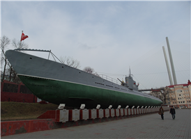 상선부두 바로앞의 높은 단에 제 2차대전 당시의 잠수함이 그대로 놓여 있는 박물관이 있다. 내부의 천정은 낮지만 잠수함을 견학하면서 소련시대의 태평양함대의 역사를 알 수 있다.