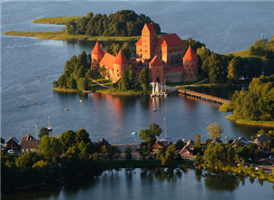 13세기에 십자군에 의해 파괴된 트라카이 성은 14세기경부터 15세기에 걸쳐 리투아니아의 세력을 팽창시키려던 Vytautas 공작에 의해 재건설된 요새이다. 

성의 외관은 잘 보존되어 있으며 원추형 지붕으로 된 2개의 탑과 그 안쪽에 다리로 연결된 성의 중심이 되는 건물이 남아 있다. 성 전체가 붉은 벽돌로 이루어져있는데 가까이에서 보면 600년이라는 세월의 변천을 느낄 수 있다. 중심 내부에 역사박물관이 들어서 있다. 중세의 생활용구와 전쟁용품, 보석 장식품 등이 전시되어 있다. 성은 Galve 호수 안의 섬에 있으며 다리 를 건너서 갈 수 있다. Galve 호수안의 또 다른 섬은 1940년 소련군이 주둔 했을 때 고문실과 처형장으로 이용되던 곳이다. 성 근처는 식당, 수영장, 캠프장, 박물관 등이 있는 휴양지구이다.