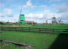 암스테르담 중앙 역에서 알크마르 방면 보통열차를 타고 코흐잔디크 Koog Zaandijk에 하차, 역에서 도보로 15분 걸린다.   

네덜란드 명물인 풍차와 양의 방목이 유명하고 전형적인 네덜란드의 풍경을 간직한 곳으로 암스테르담 북서쪽 약 15Km 잔(Zaan) 지방의 잔 강변에 있는 작은 마을이다. 잔 강을 건너면 왼쪽에 보트 승강장과 풍차가 나타나고 강에서 조금 떨어진 다른 쪽엔 나막신을 만들어 파는 가게와 서민풍의 음식점이 위치해 있다. 또 목장 앞의 치즈 공장에서는 맛있는 우유를 맛볼 수 있고 컬러밀이라는 염료를 만드는 풍차의 내부도 견학할 수 있다. 

18세기에는 700개가 넘는 풍차가 있었으나 지금은 4개 만 남아 관광용으로 명맥을 이어가고 있다. 4개의 풍차는 순서대로 식용유를 만드는 풍차 De Zoeker, 도료를 만드는 풍차 De Kat, 제재용으로 쓰이는 풍차 De Poelenburg, 겨자가루를 빻는 풍차 De Huisman이다.