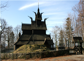 노르웨이 특징을 잘 보여주는 건축물로 스타브 교회를 들 수 잇다. 처음 기독교가 전파된 11세기 이래 처음 모습을 나타낸 목조교회양식으로 6백여개나 되는 대부분의 교회가 12세기 들어와 세워졌다. 여러 채의 집들이 종횡으로 겹쳐진 것과 같은 모양으로 기존의 교회건물의 양식과는 또 다른 느낌이다. 그동안 화재로 대부분이 소실되고 현재 24채만이 노르웨이 곳곳에 남아있는 것으로 알려져 있다. 그 중 베르겐 교외의 판토프트 Fantoft에 있는 스타브 교회는 1150년에 처음 송네피요르드 Songne fjord에 세워진 것인데 보존을 위해 1883년 이곳으로 이전, 화재로 소실된 것을 1997년 6월 6일 재 건축했다. 5층 짜리 건축물로 전설에서 따온 용을 비롯한 여러 가지 이미지들이 조각형태로 드러난다. 그보다 백년 뒤인 1250년 텔레마르크 헤르달에 세워진 스테이브식 교회는 현존하는 이 방면 최대의 건축물이다.